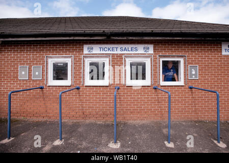 Bury, Lancashire. UK. 23. August 2019. Fans von Bury FC haben ihren Weg zu Gigg Weg heute Morgen, in der Hoffnung, vor dem Aussterben gerettet zu werden. Die unpopuläre Vorsitzender des Club, Steve Dale, hat bis 24:00 Uhr Vertreibung aus der englischen Fußball-Liga zu vermeiden. Stockfoto