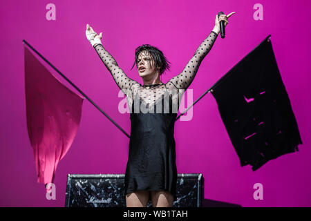 Yungblud führt live auf der Bühne bei Leeds Festival, UK, 23. August 2019. Stockfoto