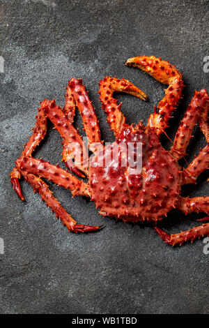 Red king crab auf grauem Hintergrund. King Crab, Zitrone und Koriander, Ansicht von oben Stockfoto