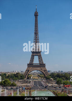 PARIS, FRANKREICH - 03. AUGUST 2018: Blick auf den Eiffelturm vom Aussichtspunkt Trocadero Stockfoto