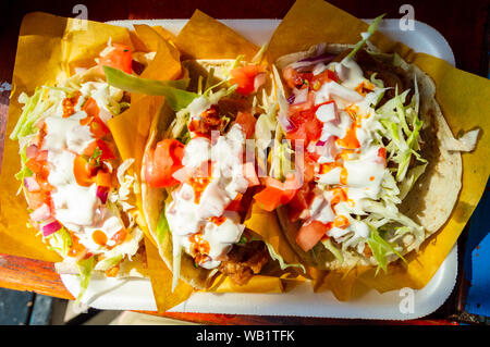 Fisch Tacos, Baja California style zerschlagene Fisch Tacos, mit frischem Gemüse und Saucen serviert. Stockfoto