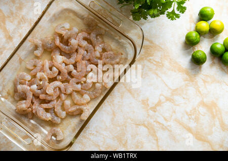 Ceviche, auch als cebiche, seviche und sebiche bekannt. Die Shrimps Ceviche und die Zutaten zum Kochen dieser Lateinamerikanischen Meeresfrüchte Teller benötigt Stockfoto