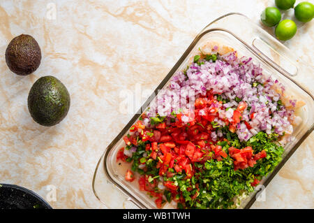 Ceviche, auch als cebiche, seviche und sebiche bekannt. Die Shrimps Ceviche und die Zutaten zum Kochen dieser Lateinamerikanischen Meeresfrüchte Teller benötigt Stockfoto