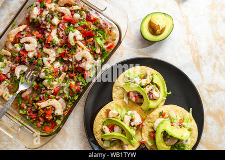 Garnelen Ceviche, mit frischen Zutaten, serviert mit tostadas. Flach, Konzept für Essen blogs, Speisekarten, Reisen, Lateinamerika, Meeresfrüchte, Stockfoto