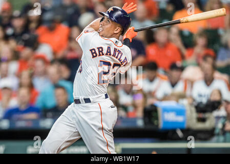 August 22, 2019: Houston Astros verließ Feldspieler Michael Brantley (23) nimmt ein Schwingen während des Major League Baseball Spiel zwischen den Detroit Tiger und der Houston Astros im Minute Maid Park in Houston, Texas. Houston besiegt Detroit 6-3. Prentice C. James/CSM Stockfoto