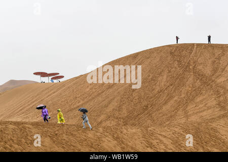 Zhongwei, Chinas autonomen Region Ningxia Hui. 23 Aug, 2019. Touristen besuchen die Shapotou Wüste - themed scenic Spot in Zhongwei, Nordwesten Chinas autonomen Region Ningxia Hui, 23.08.2019. Credit: Feng Kaihua/Xinhua/Alamy leben Nachrichten Stockfoto