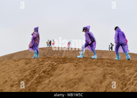 Zhongwei, Chinas autonomen Region Ningxia Hui. 23 Aug, 2019. Touristen besuchen die Shapotou Wüste - themed scenic Spot in Zhongwei, Nordwesten Chinas autonomen Region Ningxia Hui, 23.08.2019. Credit: Feng Kaihua/Xinhua/Alamy leben Nachrichten Stockfoto