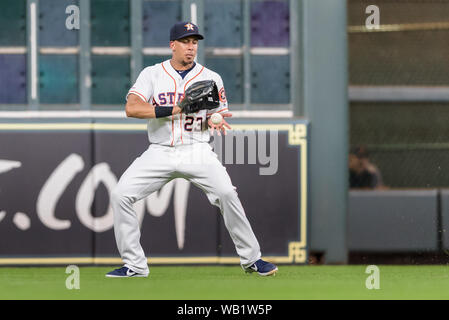 August 22, 2019: Houston Astros verließ Feldspieler Michael Brantley (23) Felder eine Kugel zum outfield Hit während der Major League Baseball Spiel zwischen den Detroit Tiger und der Houston Astros im Minute Maid Park in Houston, Texas. Houston besiegt Detroit 6-3. Prentice C. James/CSM Stockfoto