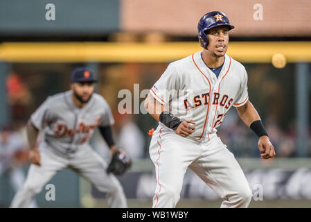 August 22, 2019: Houston Astros verließ Feldspieler Michael Brantley (23), rechts, nimmt eine Ableitung aus der zweiten Unterseite wie Detroit Tiger zweiter Basisspieler Ronny Rodriguez (60) verschiebt sich in Position während der Major League Baseball Spiel zwischen den Detroit Tiger und der Houston Astros im Minute Maid Park in Houston, Texas. Houston besiegt Detroit 6-3. Prentice C. James/CSM Stockfoto