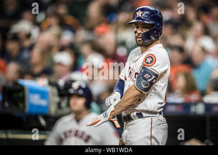 August 22, 2019: Houston Astros zweiter Basisspieler Jose Altuve (27) bereitet die bat während der Major League Baseball Spiel zwischen den Detroit Tiger und der Houston Astros im Minute Maid Park in Houston, Texas. Houston besiegt Detroit 6-3. Prentice C. James/CSM Stockfoto