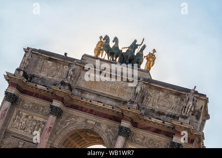 PARIS, FRANKREICH - 03. AUGUST 2018: Die Quadriga auf dem Arc de Triomphe du Carrousel, oft als die Pferde des heiligen Markus bezeichnet Stockfoto