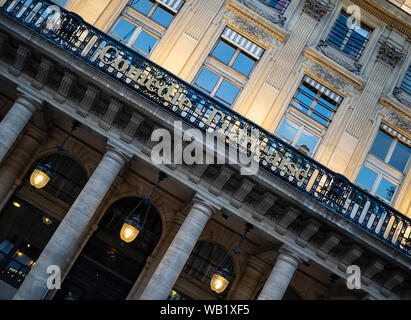 PARIS, FRANKREICH - 03. AUGUST 2018: Fassade des Palais-Royal in Place Colette - 1. Arrondissement Stockfoto