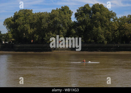 London, Großbritannien. 23 Aug, 2019. Ein einsamer Ruderer auf der Themse in der Nähe von Putney Südwesten Londons an einem warmen, sonnigen Tag. Credit: Amer Ghazzal/SOPA Images/ZUMA Draht/Alamy leben Nachrichten Stockfoto