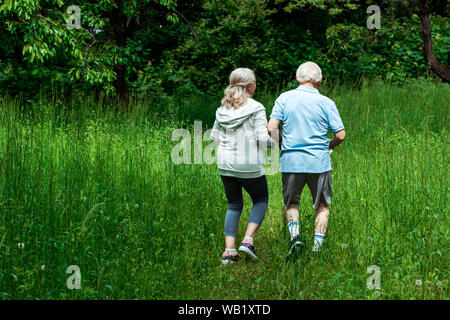 Rückansicht der Rentner in Sportkleidung in Park Stockfoto