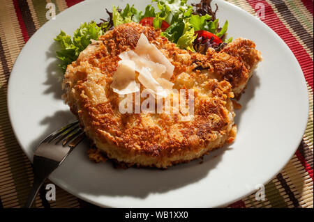 Parmesan verkrusteten Schweinekoteletts Stockfoto