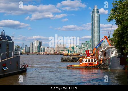 London, UK, August 2019; die Themse und die Skyline von Tideway Dorf Battersea in Richtung Vauxhall. Stockfoto