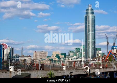 London, UK, August 2019; die Skyline von Tideway Dorf Nine Elms Battersea in Richtung Vauxhall. Stockfoto