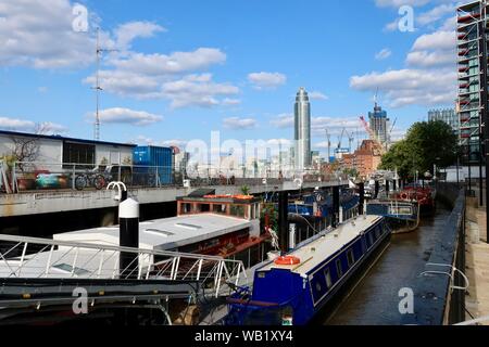 London, UK, August 2019; Tideway Dorf, ein Hausboot Gemeinschaft in neun Ulmen, Battersea, South West London. Stockfoto