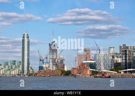 London, UK, August 2019; die Themse und die Skyline von Battersea in Richtung Vauxhall. Stockfoto