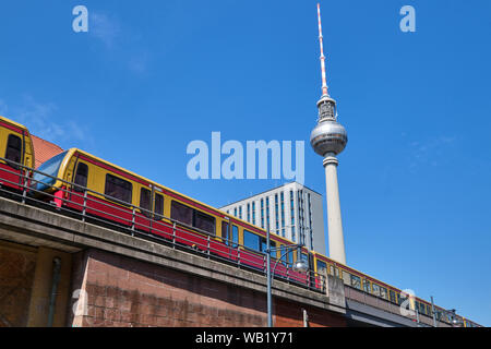 Verschieben von S-Bahn und den berühmten Fernsehturm in Berlin Stockfoto