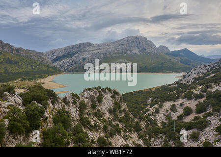 Embassament de Cúber Große biding Website in der Serra de Tramuntana Mallorca Spanien während einem bewölkten Frühling Stockfoto