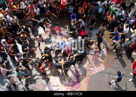 Kathmandu, Nepal. 23 Aug, 2019. Nepalesische Kinder fallen, die versuchen, ein irdenes Gefäß während der Feiern für den Krishnas Janmashtami Festival, dem Fest der Geburt des hinduistischen Gottes Lord Krishna in Samakhusi, Kathmandu, Nepal am 23. August 2019 zu brechen. Die Teilnehmer erhalten ein Preisgeld ausnutzen, indem er eine menschliche Pyramide groß genug, um das top Person den Topf zu erreichen und den Inhalt nach zu brechen. (Foto durch Subash Shrestha/Pacific Press) Quelle: Pacific Press Agency/Alamy leben Nachrichten Stockfoto