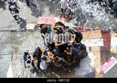 Kathmandu, Nepal. 23 Aug, 2019. Nepalese Knabe bilden eine menschliche Pyramide zu erreichen und Break a dahi - Handi (Curd-pot) in der Luft während der Feiern zum krishnas Janmashtami Festival, das die Geburt des hinduistischen Gottes Lord Krishna, in Samakhusi, Kathmandu, Nepal Markierungen am 23. August 2019 ausgesetzt. Die Teilnehmer erhalten ein Preisgeld ausnutzen, indem er eine menschliche Pyramide groß genug, um das top Person den Topf zu erreichen und den Inhalt nach zu brechen. (Foto durch Subash Shrestha/Pacific Press) Quelle: Pacific Press Agency/Alamy leben Nachrichten Stockfoto