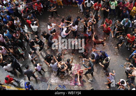 Kathmandu, Nepal. 23 Aug, 2019. Nepalese Knabe Feiern nach dem Bruch Quark Topf während der Feiern für den Krishnas Janmashtami Festival, das die Geburt des hinduistischen Gottes Lord Krishna, in Samakhusi, Kathmandu, Nepal Markierungen am 23 August, 2019. Die Teilnehmer erhalten ein Preisgeld ausnutzen, indem er eine menschliche Pyramide groß genug, um das top Person den Topf zu erreichen und den Inhalt nach zu brechen. (Foto durch Subash Shrestha/Pacific Press) Quelle: Pacific Press Agency/Alamy leben Nachrichten Stockfoto