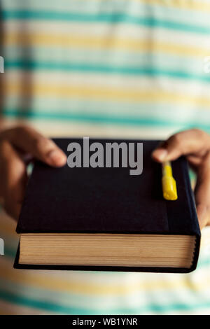 Indische junge männliche Holding oder Buch & Stift Konzept für Lehrerinnen und Lehrer Tag, Bildungskredit, Scheme, Stipendium für höhere Bildung mit kopieren. Stockfoto