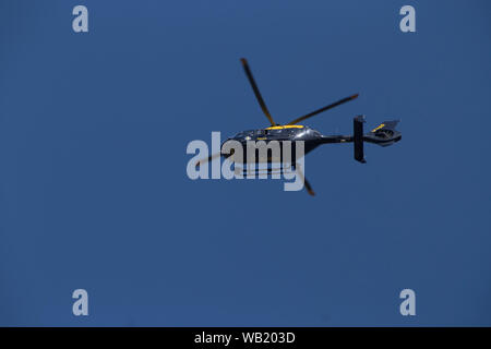 Polizei Hubschrauber kreisen über einen Vorfall in South London England Stockfoto