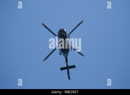 Polizei Hubschrauber kreisen über einen Vorfall in South London England Stockfoto