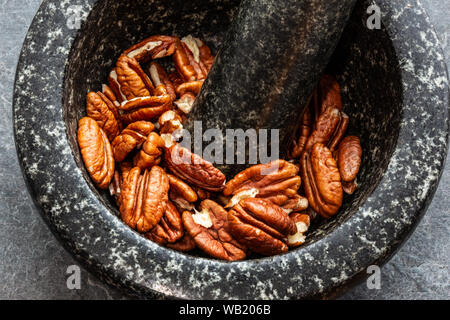 Ratshausen Muttern in schwarzem Stein schälen Stockfoto