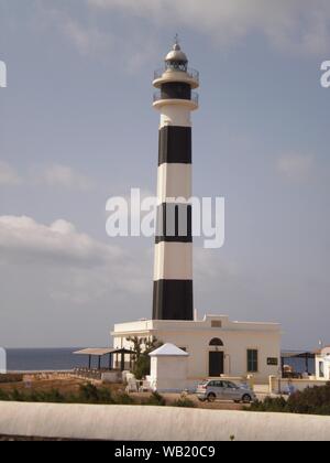 Schön Schwarz und Weiß Leuchtturm am Kap der Artux der Insel Menorca. Juli 5, 2012. Xon Xoriguer, Zitadelle, Menorca, Balearen, Spanien, Euro Stockfoto