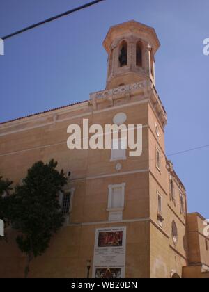 Schönen Glockenturm der Kirche von Santa Maria in Mahon auf der Insel Menorca. Juli 5, 2012. Mahon, Menorca, Balearen, Spanien, Europa. Tr Stockfoto