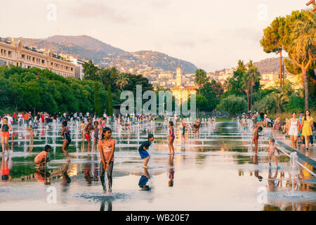 Nizza, Frankreich, 19. August 2019: Kinder spielen mit einem Brunnen Wasser im Park an der Promenade du Paillon in Nizza Frankreich Europa. Stockfoto