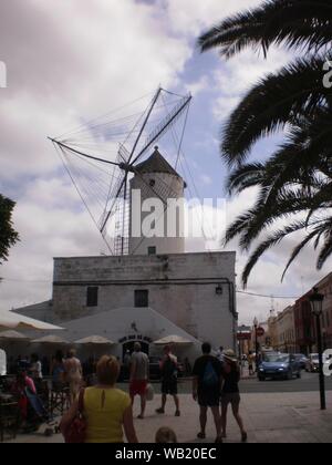 Schöne Mühle auf dem Dach eines Restaurants in der Zitadelle auf der Insel Menorca. Juli 5, 2012. Xon Xoriguer, Zitadelle, Menorca, Balearen Insel Stockfoto