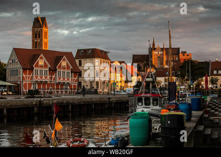 Wismar, alte Hafen bei Sonnenuntergang Stockfoto