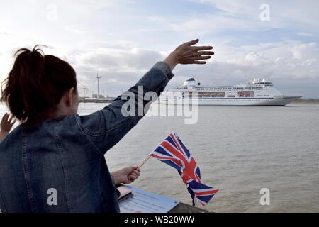 Columbus ist ein großes Luxus-Kreuzfahrtschiff. Die Zuschauer winken Auf Wiedersehen, während sie vom Londoner Kreuzfahrthafen Tilbury aus segelt. Stockfoto