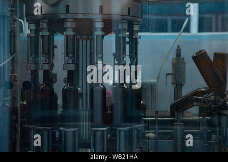 Weingut Wein Produktion vorbereitet saubere Flasche Förderband Stockfoto