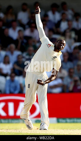 England's Jofra Archer Schalen in Tag zwei des dritten Asche Test Match in Leeds. Stockfoto