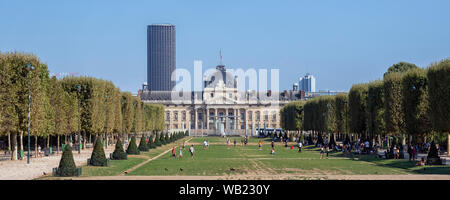 PARIS, FRANKREICH - 03. AUGUST 2018: Blick über die Champs de Mars zur Ecole Militaire Stockfoto