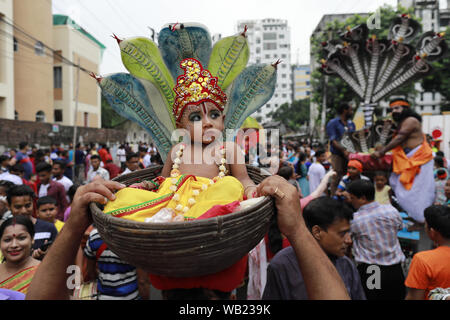 Dhaka, Bangladesch. 23 Aug, 2019. Bangladeshi hinduistischen Gläubigen nimmt teil an einer Prozession zu Janmashtami, dem Fest der Geburt des hinduistischen Gottes Lord Krishna, Dhaka, Bangladesh, 23. August 2019 feiern. Credit: Suvra Kanti Das/ZUMA Draht/Alamy leben Nachrichten Stockfoto