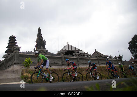 Thomas Lebas aus Frankreich (Grüne Trikot), die in Aktion während der letzten Phase. Der Beginn der letzten Etappe der Tour de Indonesien 2019 begann von Gilimanuk zu Museum Geopark Batur mit einem Abstand von 145,4 km. Stockfoto