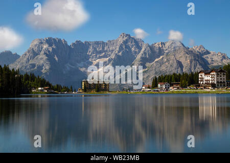 Misurina See ist der größte natürliche See Cadore und ist 1.754 m über dem Meeresspiegel, in der Nähe von Arononzo di Cadore. Der Umfang der See hat eine Länge von 2.6 km Stockfoto