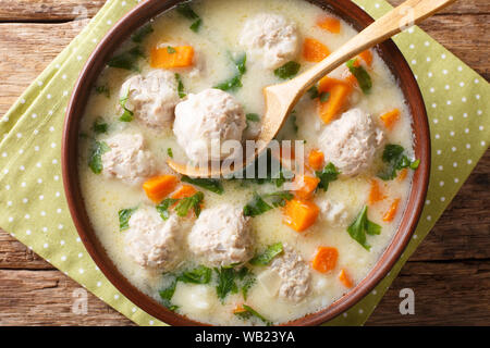 Traditionelle Suppe mit Fleischbällchen, Joghurt und Gemüse close-up in einer Schüssel auf den Tisch. horizontal oben Ansicht von oben Stockfoto