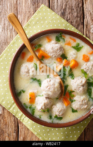 Lecker bulgarischen Suppe topcheta mit Fleischbällchen close-up in einer Schüssel auf den Tisch. Vertikal oben Ansicht von oben Stockfoto