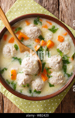 Traditionelle Suppe mit Fleischbällchen, Joghurt und Gemüse close-up in einer Schüssel auf den Tisch. Vertikal oben Ansicht von oben Stockfoto