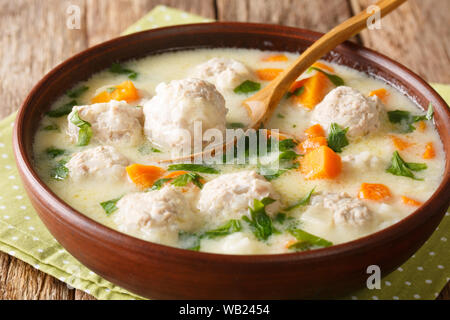 Bulgarische chorba topcheta Suppe mit Fleischbällchen, Joghurt und Gemüse close-up in einer Schüssel auf dem Tisch. Horizontale Stockfoto