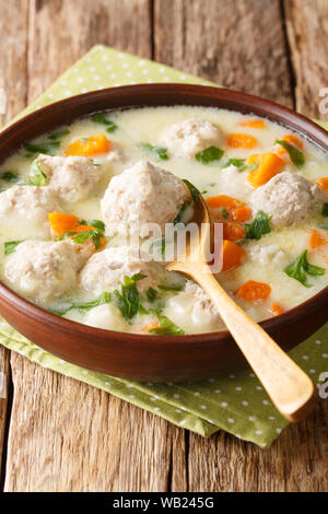 Lecker bulgarischen Suppe topcheta mit Fleischbällchen close-up in einer Schüssel auf dem Tisch. Vertikale Stockfoto