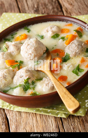 Traditionelle bulgarische Suppe mit Fleischbällchen close-up in einer Schüssel auf dem Tisch. Vertikale Stockfoto